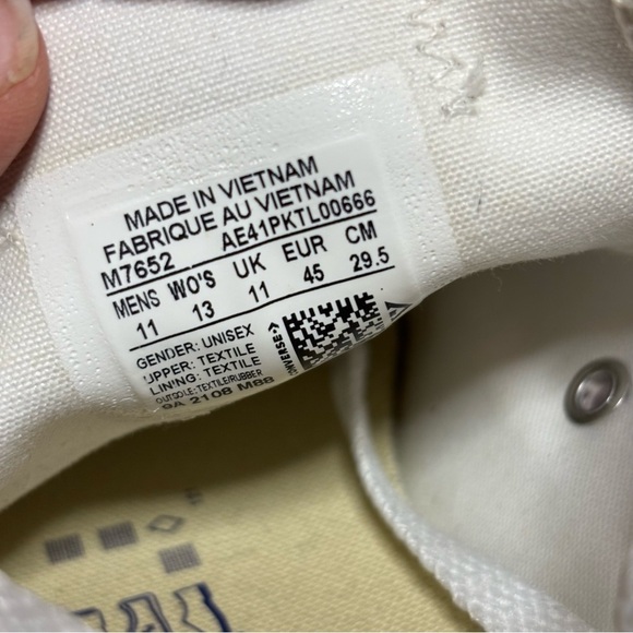 Men’s Size 11 - Converse Chuck Taylor All Star Low Optic White Sneakers Shoes - Picture 9 of 9